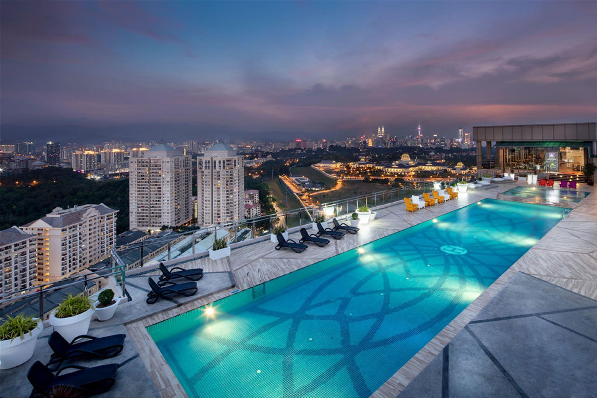 Hotel Dorsett Hartamas Kuala Lumpur Esterno foto Infinity pool at the rooftop of the hotel