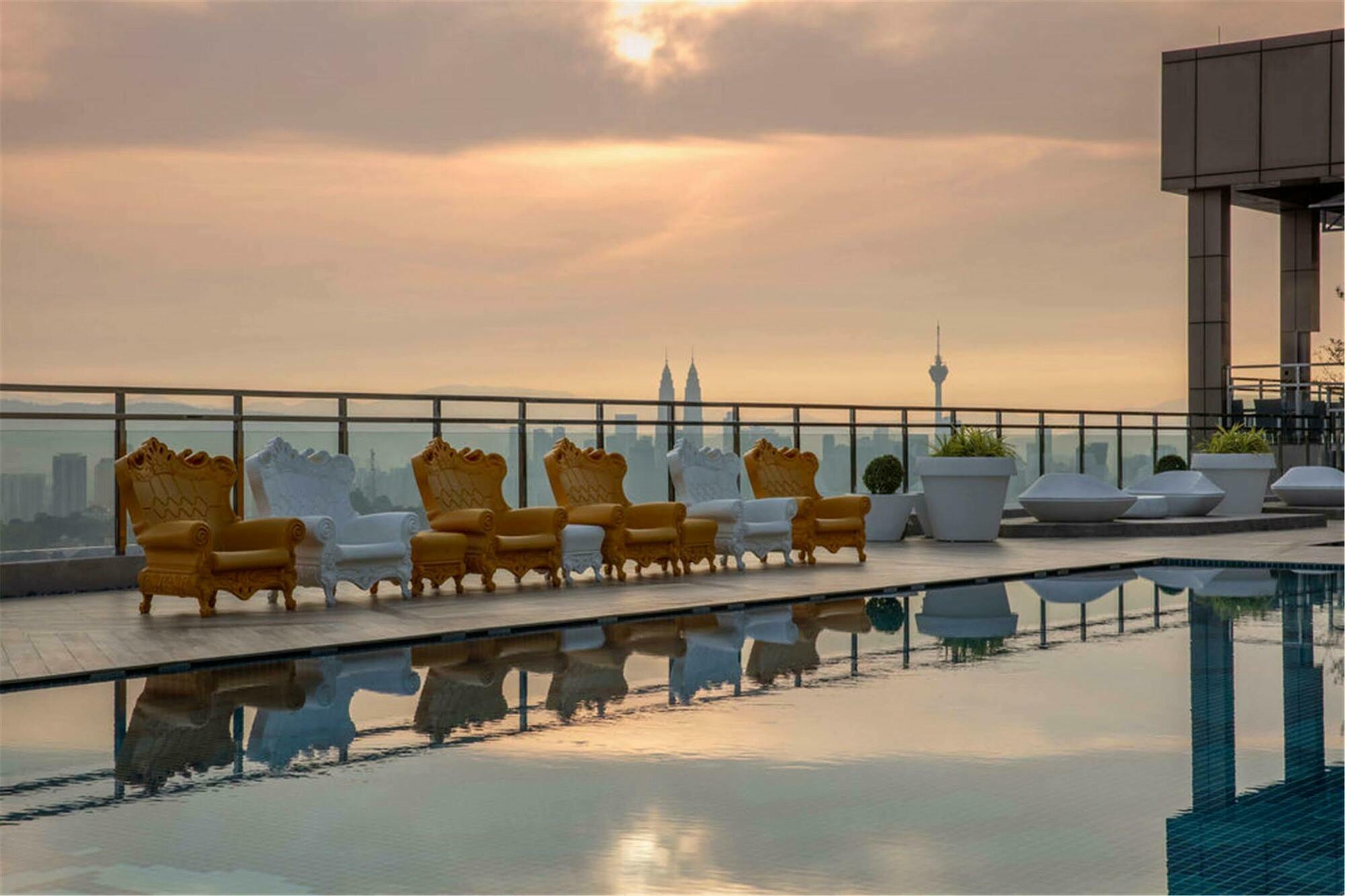 Hotel Dorsett Hartamas Kuala Lumpur Esterno foto The rooftop pool at the hotel